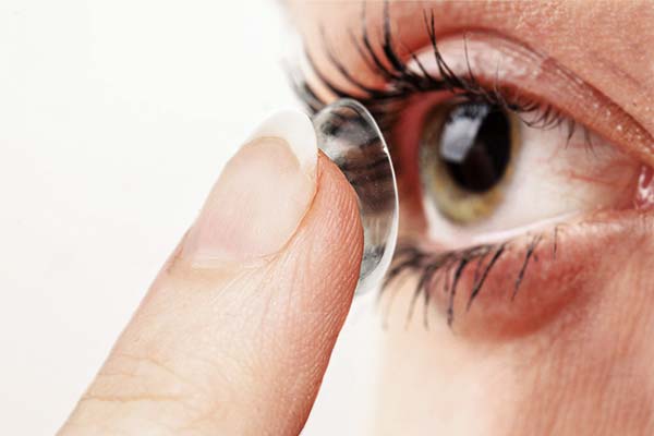 Eine Frau setzt sich Kontaktlinsen ein.