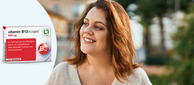 Eine Frau mit braunen Haaren lächelt im Seitenprofil. Links daneben sind die Vitamin B12-Loges 500 µg Kapseln zu sehen.