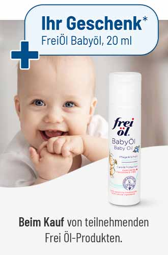Baby mit blauen Augen lächelt und hält seine Hände am Mund, daneben Produktabbildung von Frei Öl Babyöl mit Hinweis „Ihr Geschenk“: Gratis Babyöl beim Kauf teilnehmender Frei Öl-Produkte, Pflege für empfindliche Babyhaut.