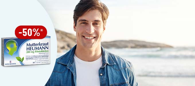 Mutterkraut Heumann Filmtabletten mit 50 % Rabatt*, junger Mann lächelt am Strand Mutterkraut Heumann Filmtabletten mit 50 % Rabatt*, junger Mann lächelt am Strand