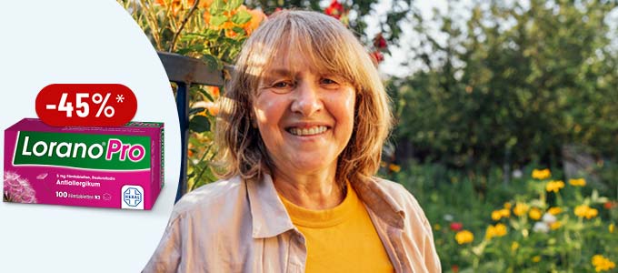 Lorano Pro Allergietabletten mit 45 % Rabatt, ältere Frau lächelt im Garten zwischen Blumen Lorano Pro Allergietabletten mit 45 % Rabatt, ältere Frau lächelt im Garten zwischen Blumen