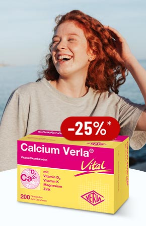 Calcium Verla Vital Tabletten mit 25 % Rabatt*, lachende Frau am Meer im Hintergrund