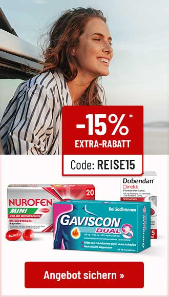 Lächelnde Frau im gestreiften Hemd, Medikamente und rotes Feld mit -15% Extra-Rabatt bei Code REISE15. Button: Angebot sichern.