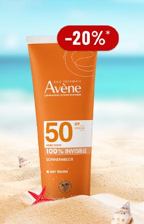 Avène Sonnenmilch SPF 50 Tube im Sand am Strand mit Seestern; roter Button mit -20% vor blauem Meer.