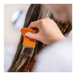 Grafik zur Anwendung vom NYDA Läuse- und Nissenkamm im Haar