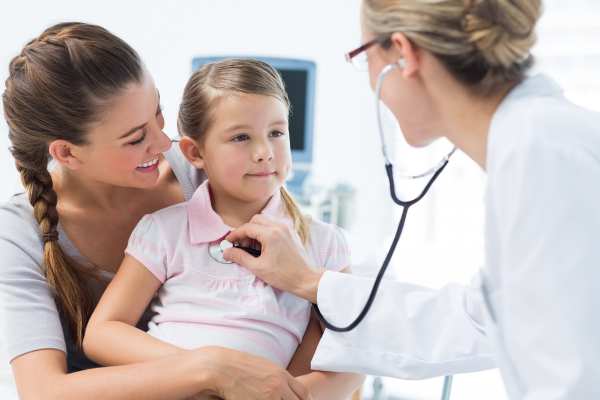 Ein kleines Mädchen wird von einer Ärztin untersucht.