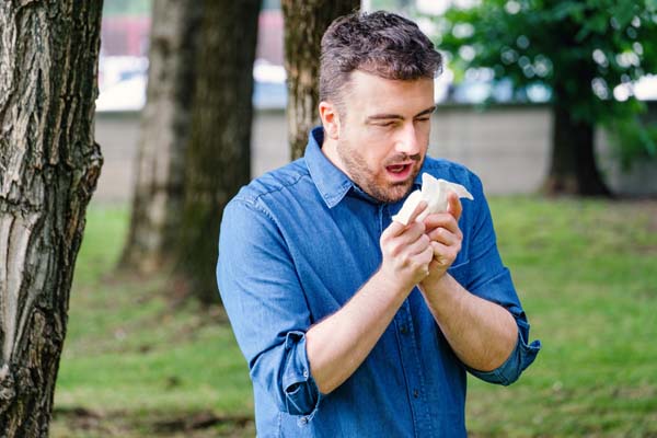 Ein niesender Mann. Ein niesender Mann.