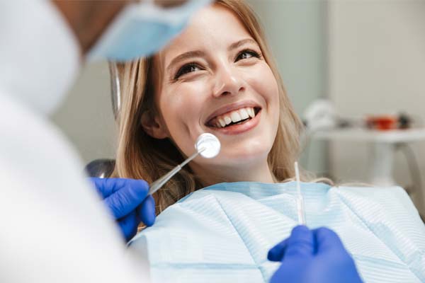 Lächelnde Frau beim Zahnarzt.