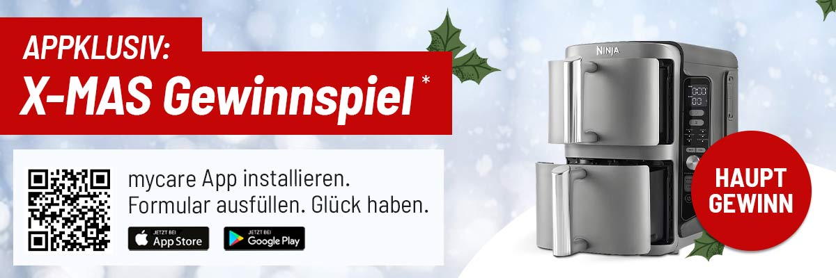 Appklusives X-Mas Gewinnspiel bei mycare.de. App im Store laden. Appklusives X-Mas Gewinnspiel bei mycare.de: Eine silberne Heißluftfritteuse steht vor winterlichem Hintergrund mit Schneeflocken und grünen Stechpalmenblättern. Links daneben sind ein rotes Feld mit weißer Schrift, ein QR-Code und Logos der App Stores zu sehen.