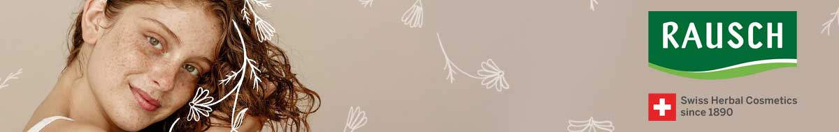 Bannerbild einer jungen Frau mit natürlich gelocktem Haar und Sommersprossen, die lächelnd in die Kamera blickt. Sie ist in ein sanftes Braun getaucht und von einfachen weißen Linienillustrationen von Blumen umgeben. Oben rechts im Bild ist das Logo von RAUSCH, einem Schweizer Unternehmen für Kräuterkosmetik mit der Angabe seit 1890, auf einem grünen Hintergrund mit einer Schweizer Flagge.