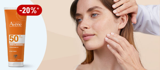 Avène Sonnenmilch SPF 50+ mit 20 % Rabatt*, Frau trägt Pflege im Gesicht auf Avène Sonnenmilch SPF 50+ mit 20 % Rabatt*, Frau trägt Pflege im Gesicht auf