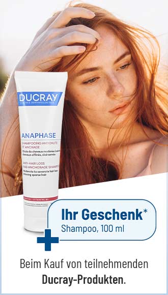 Beim Kauf von teilnehmenden Ducray-Produkten gibt es das Anaphase Shampoo geschenkt. Abbildung einer Shampoo-Tube vor dem Foto einer rothaarigen Frau.
