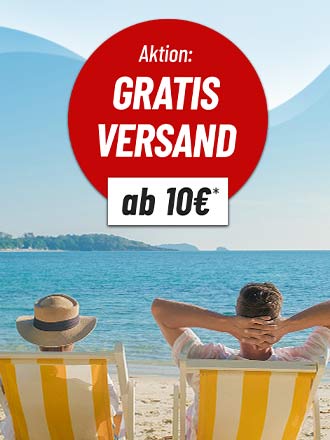 Zwei Personen in Liegestühlen am Strand mit Blick aufs Meer und roter Kreis mit Aktion: Gratis Versand ab 10€.