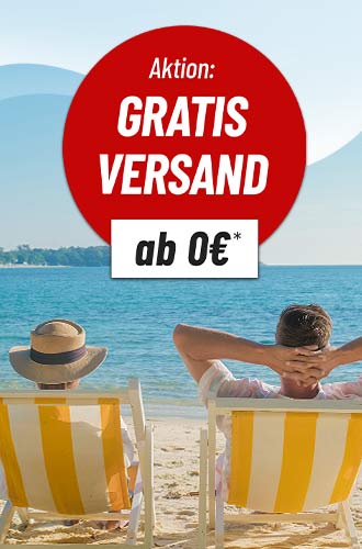 Zwei Personen in Liegestühlen am Strand mit Blick aufs Meer und roter Kreis mit Aktion: Gratis Versand ab 0€.
