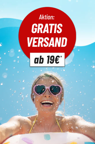 Lachende Frau mit Herz-Sonnenbrille im Wasser, roter Kreis mit Hinweis Aktion: GRATIS VERSAND ab 19€*.