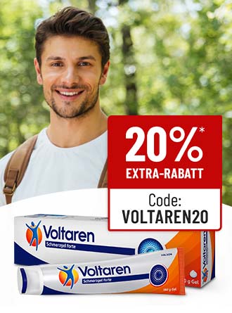 Voltaren Schmerzgel Verpackung mit 20% Rabattcode VOLTAREN20, lächelnder Mann im Hintergrund im Freien