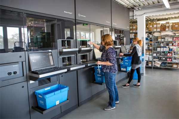 Kommissionierautomat wird durch Mitarbeiter von mycare mit neuen Produkten bestückt Kommissionierautomat wird durch Mitarbeiter von mycare mit neuen Produkten bestückt