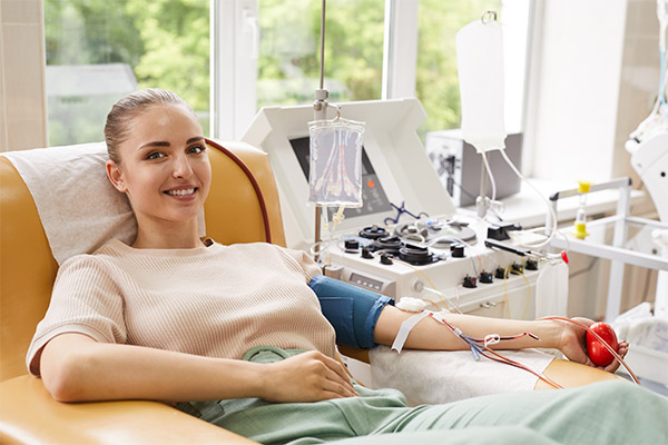 Frau beim Blutspenden