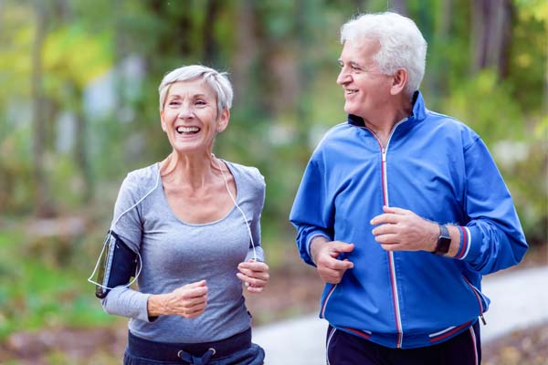 Seniorenpaar glücklich joggend