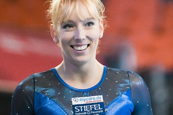 Profiturnerin Janine Berger lächelt im Sportoutfit