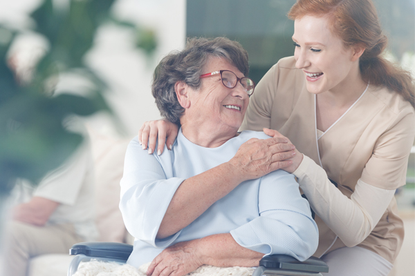 Eine ältere Frau wird von ihren Verwandten gepflegt. Eine ältere Frau wird von ihren Verwandten gepflegt.