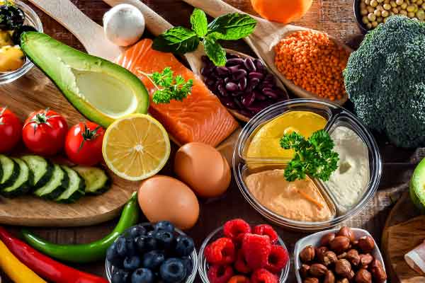 Frische, protein- und nährstoffreiche Lebensmittel wie Lachs, Avocado, Eier, Gemüse und Nüsse für eine gesunde Stoffwechselkur. Frische, protein- und nährstoffreiche Lebensmittel wie Lachs, Avocado, Eier, Gemüse und Nüsse für eine gesunde Stoffwechselkur.