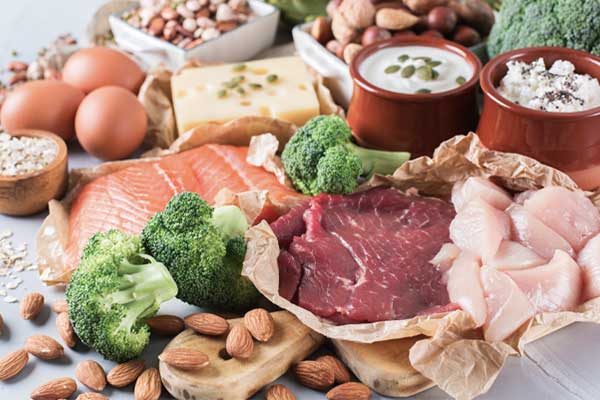 Ausgewogene Ernährung aus Fleisch, Gemüse und Nüssen zur Vorbeugung eines Vitamin-B-Mangels