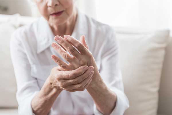 Welche Gelenke sind bei Arthritis beeinträchtigt?