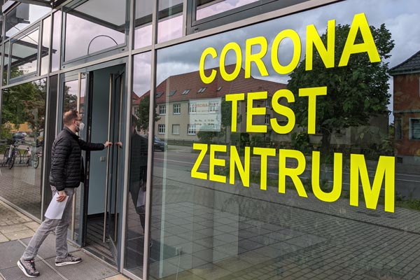 Kunde geht in das Corona-Testzentrum für einen Coronatest