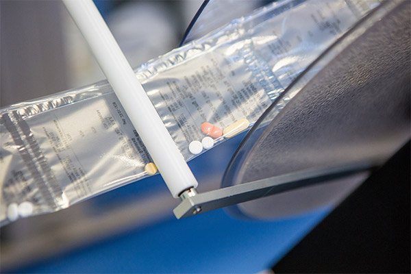 Mit Arzneimitteln gefüllter Blister wird aufgerollt Mit Arzneimitteln gefüllter Blister wird aufgerollt